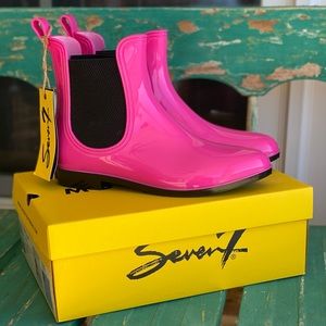 NWT Seven7 Rain Boots Booties Hot Pink Size 9